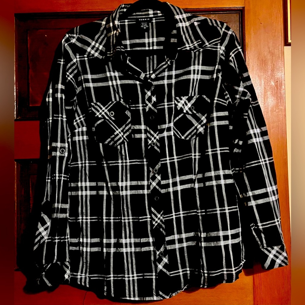 Torrid Black & White Woven Button Down Long Sleeved Shirt